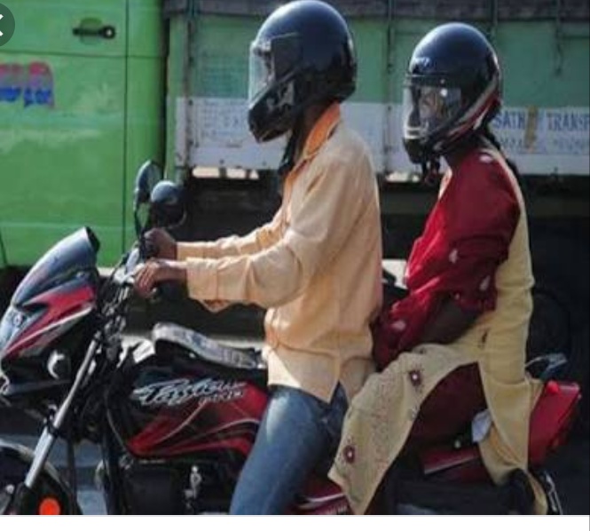 बाइक पर पीछे बैठने वालों के लिए भी हेलमेट हुआ अनिवार्य