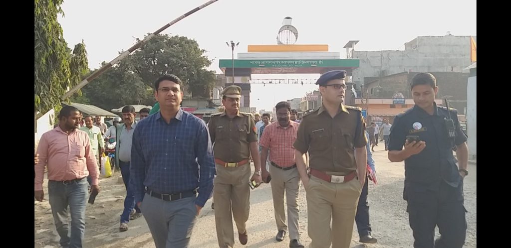 डीएम एसपी पहुंचे सोनौली व्यापारियों से सौहार्द बनाए रखने की अपील