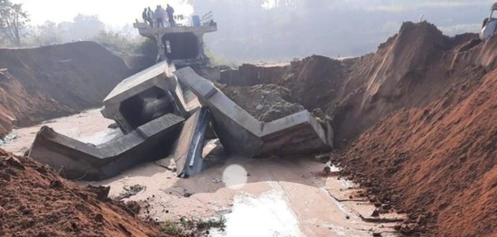 यूपी : दो करोड़ रुपए के लागत से बना पुल, पानी छोड़ते ही धराशायी