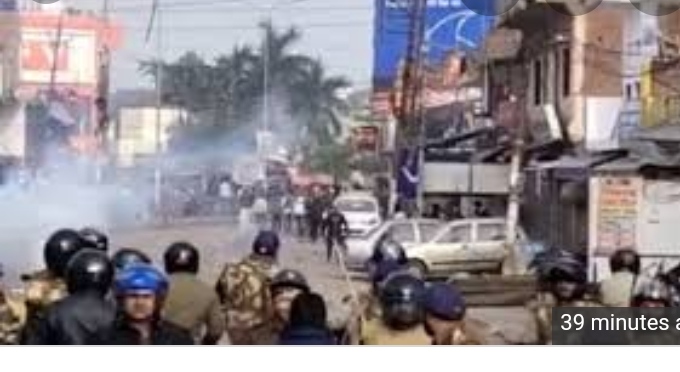 लखनऊ में प्रदर्शन की आड़ में हिंसा, 37 वाहनों में लगाई आग