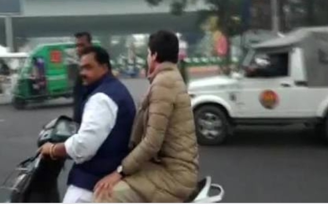 लखनऊ में स्कूटी से निकल पड़ीं प्रियंका गांधी