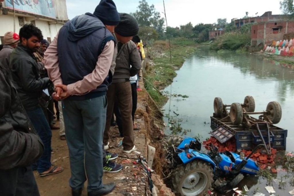महराजगंज: ईंटो से भरा ट्रैक्टर ट्राली अनियंत्रित होकर नाले में गिरा, ड्राइवर घायल