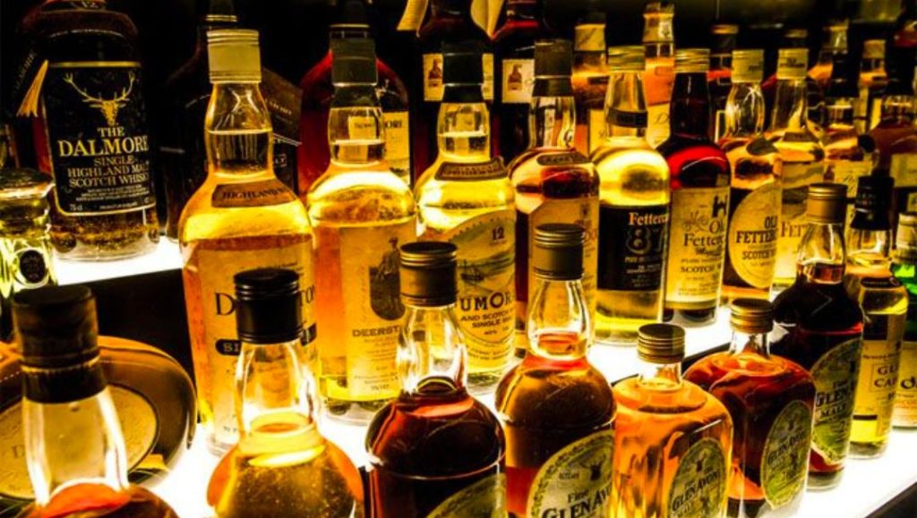 मदिरा प्रेमियो के लिए खुशखबरी दो घंटे अधिक खुलेंगी, यूपी में शराब की दुकानें।