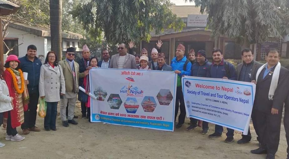 नववर्ष 2020:सोनौली बॉर्डर पर 2 विदेशी पर्यटकों का ट्रैवल ऑपरेटर्स ने किया स्वागत