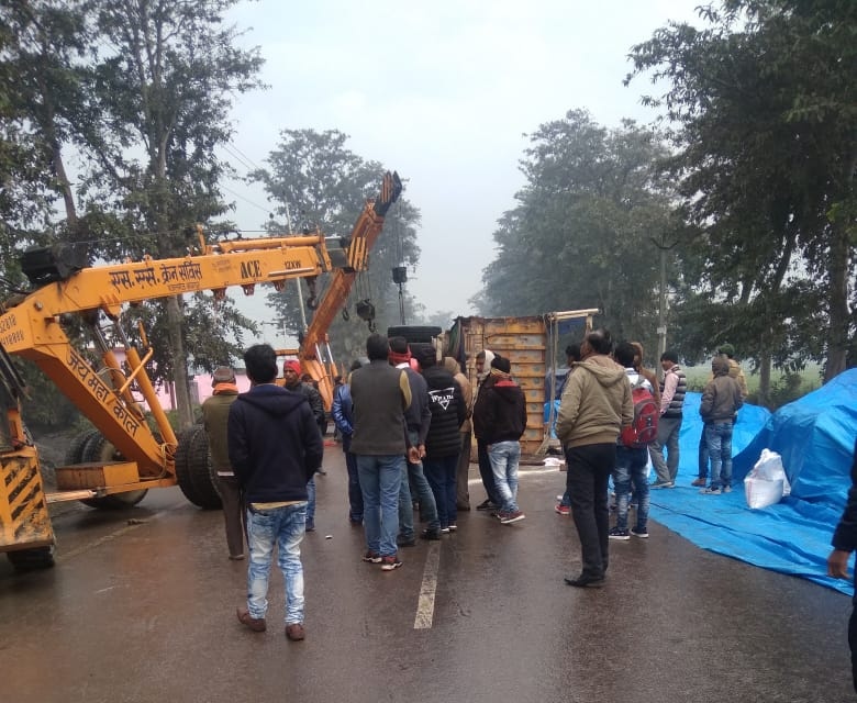 गोरखपुर सोनौली मार्ग पर पलटा ट्रक आवागमन ठप