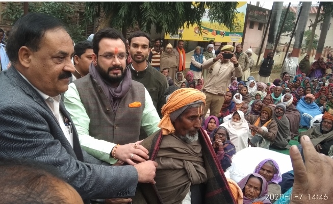 नौतनवा तहसील में विधायक अमनमणि त्रिपाठी ने वितरित किये कंबल