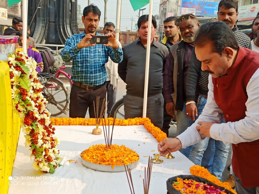 पुलवामा के शहीदो को नौतनवा चेयरमैन ने दी श्रद्धाजलि ।