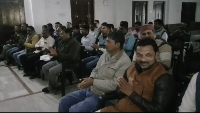 निचलौल: सेवानिवृत्त हुए एडीओ पंचायत, दी गई भावभीनी विदाई