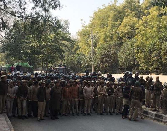 नागरिकता संशोधन कानून:पुलिस ने किया जबरदस्त बैरिकेडिंग,हिल नहीं पा रहे प्रदर्शनकारी।