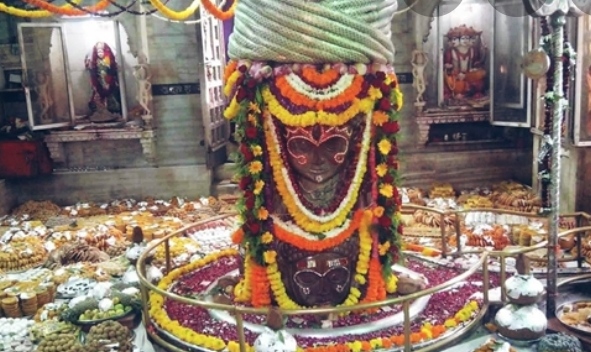 पशुपतिनाथ मंदिर को विदेशी फूलों से सजाया गया, साधु संतों का जमावड़ा ।