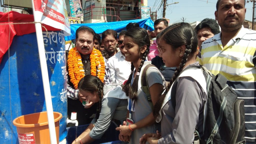 नौतनवा चेयरमैन ने यात्रियो के धूलवाए हाथ, कोरोना से बचाव का दिया संदेश