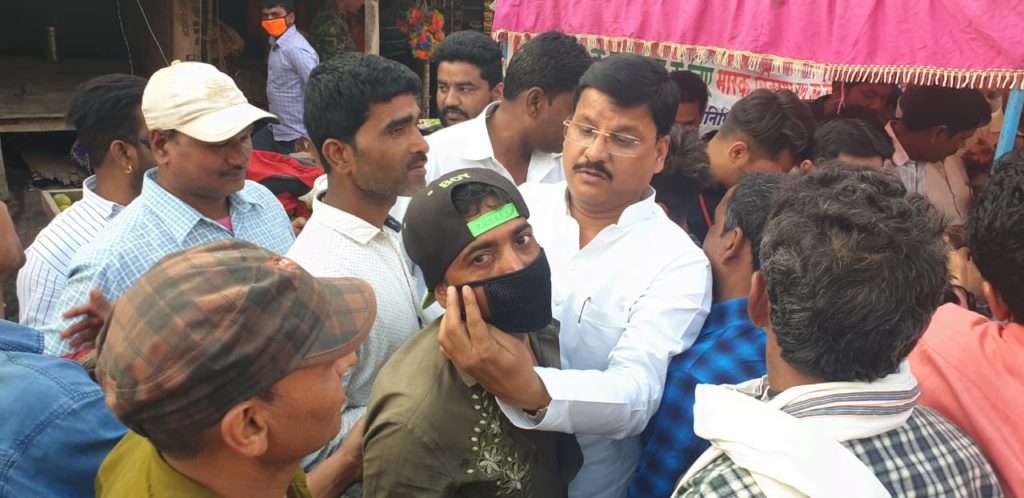 सोनौली बॉर्डर: सुधीर त्रिपाठी ने मास्क वितरित कर,जागरूकता का दिया संदेश