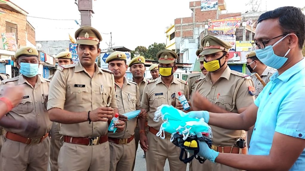 लाइफ केयर हॉस्पिटल ने पुलिस कर्मियों को वितरित किया मास्क एवं सैनिटाइजर