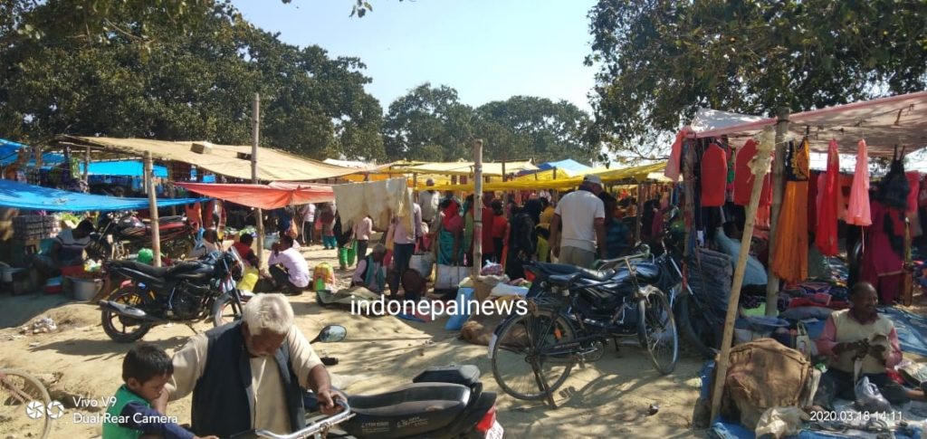 डीएम का आदेश बेअसर, सरहद पर लगा बाजार