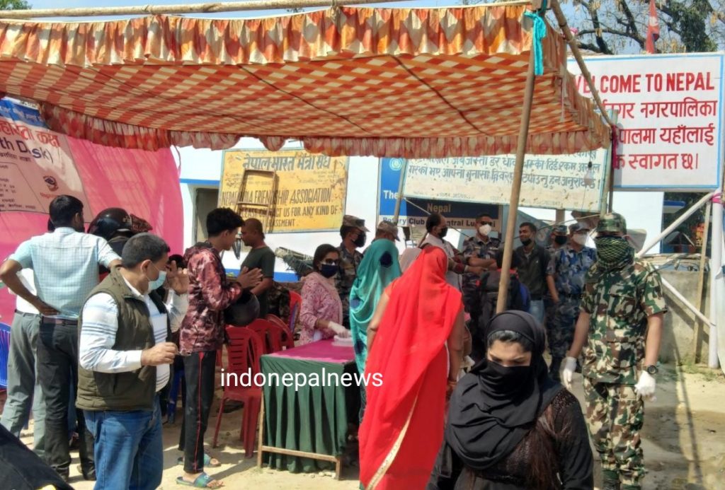 सोनौली बार्डर पर कोरोना वायरस की जांच में सेना तैनात