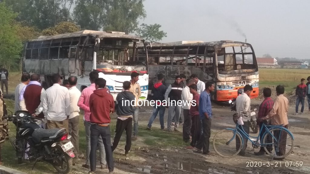 सोनौली बार्डर:अराजक तत्वों ने दो बसों में पेट्रोल छिड़ककर लगा दिया आग