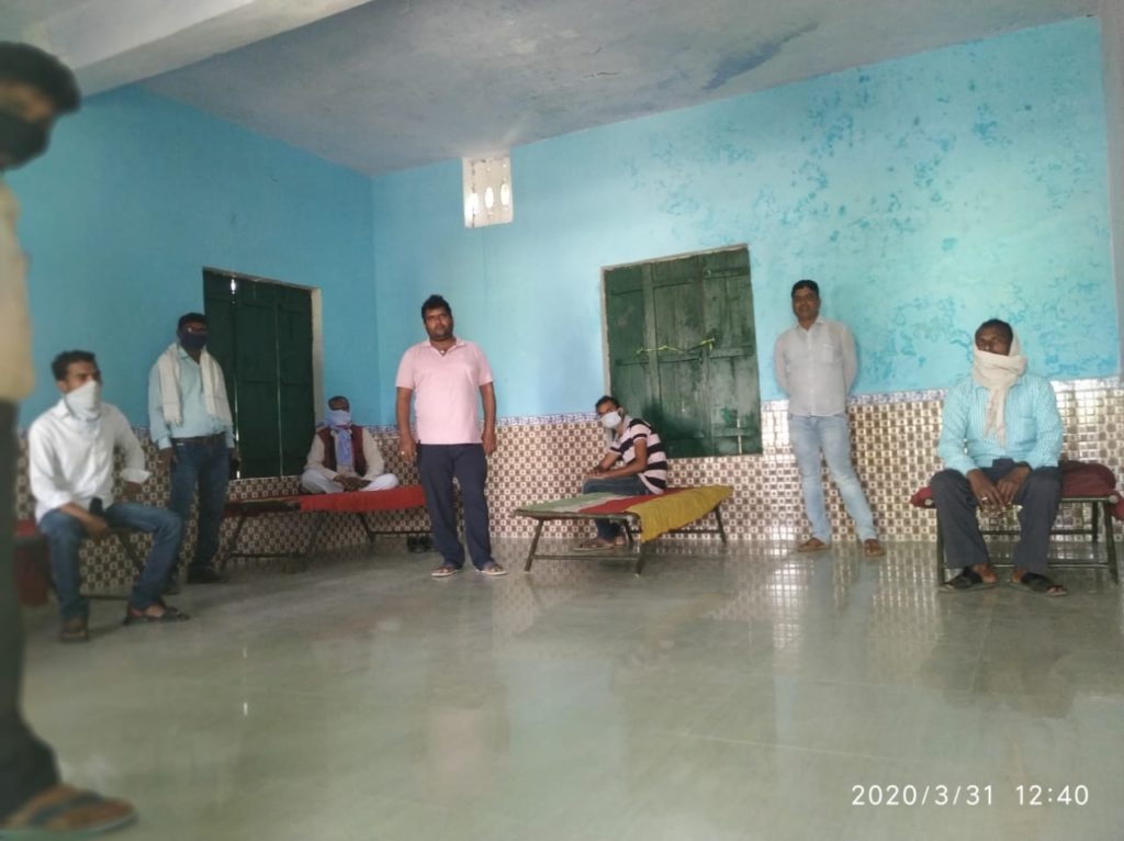 बृजमनगंज : बाहर से आने वाले व्यक्तियों को रखा गया  निगरानी में 