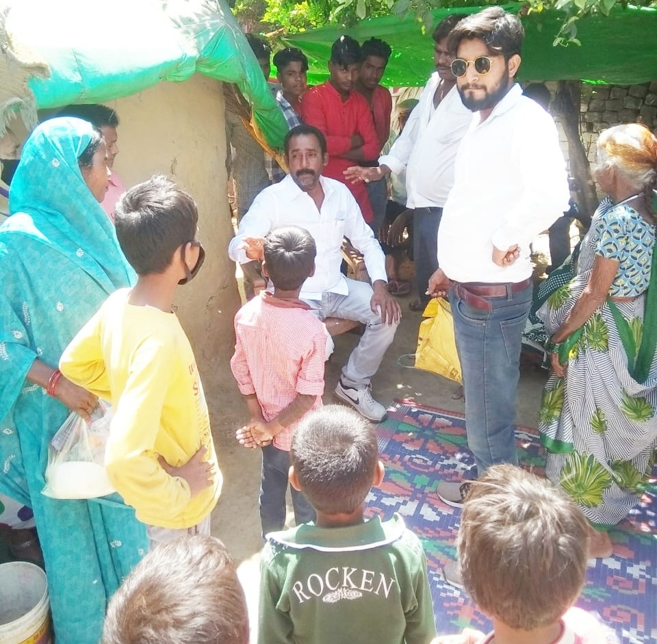 फरेन्दा: भूखे प्यासे के मदद में उतरे लोग लोग