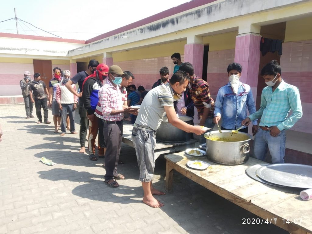 नेपाली नागरिकों को सुधीर त्रिपाठी ने कराया भोजन, पूछा कुशल क्षेम