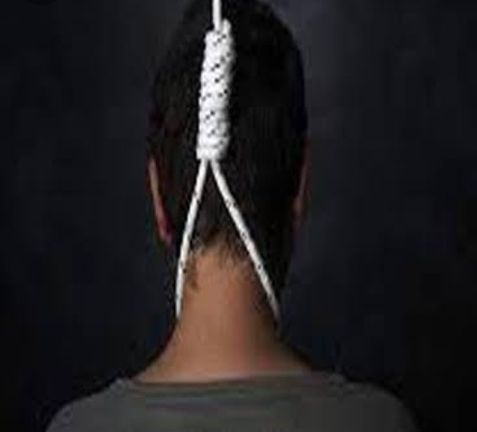 छत की कुंडी से लटकता मिला युवक का शव