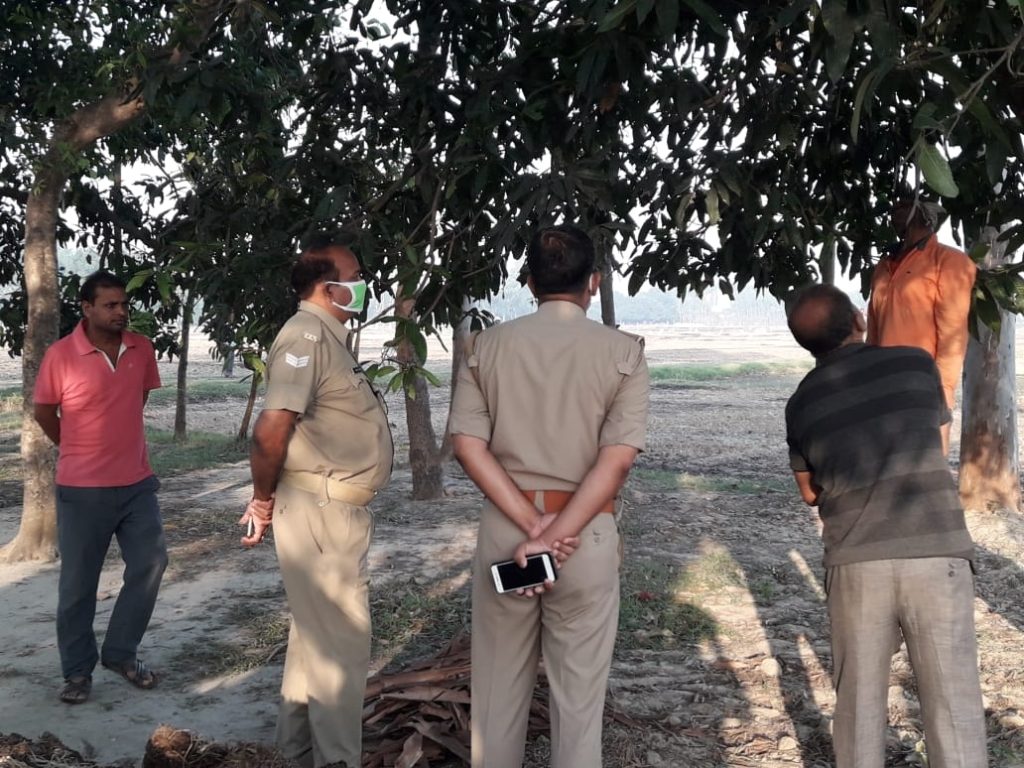 युवक का पेड़ से लटकता शव मिला ,मृतक की हुई पहचान