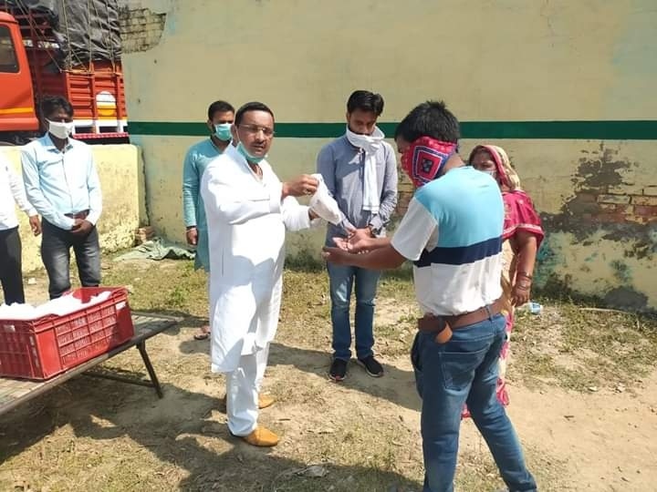नौतनवां: क्वारन्टीन सेंटर में भाजपाइयों ने किया फल वितरित