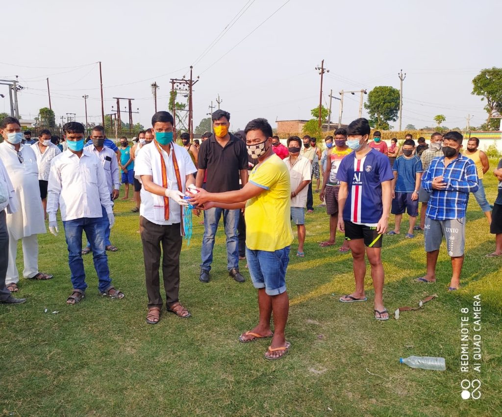 क्वॉरेंटाइन किए गए नागरिकों को सुधीर त्रिपाठी ने दी आवश्यक सामग्री