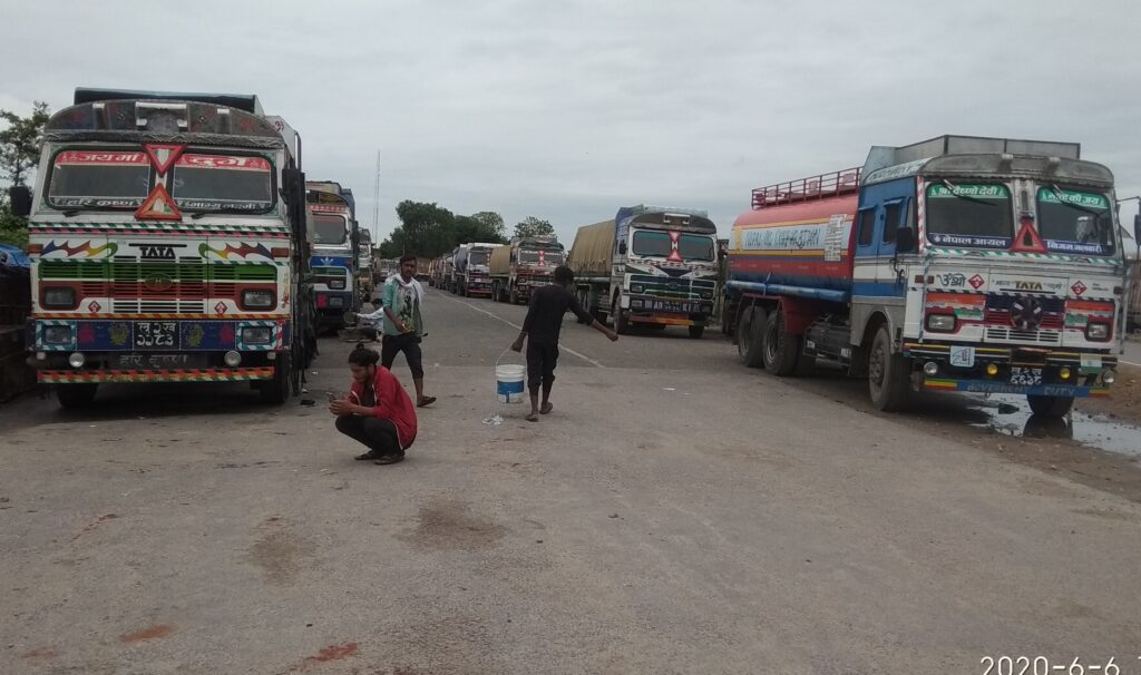 सोनौली बार्डर: दुसरे दिन भी नहीं हिले माल वाहक ट्रकों के पहिए