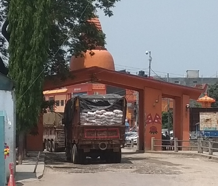 तीन सौ मालवाहक ट्रके गयी नेपाल