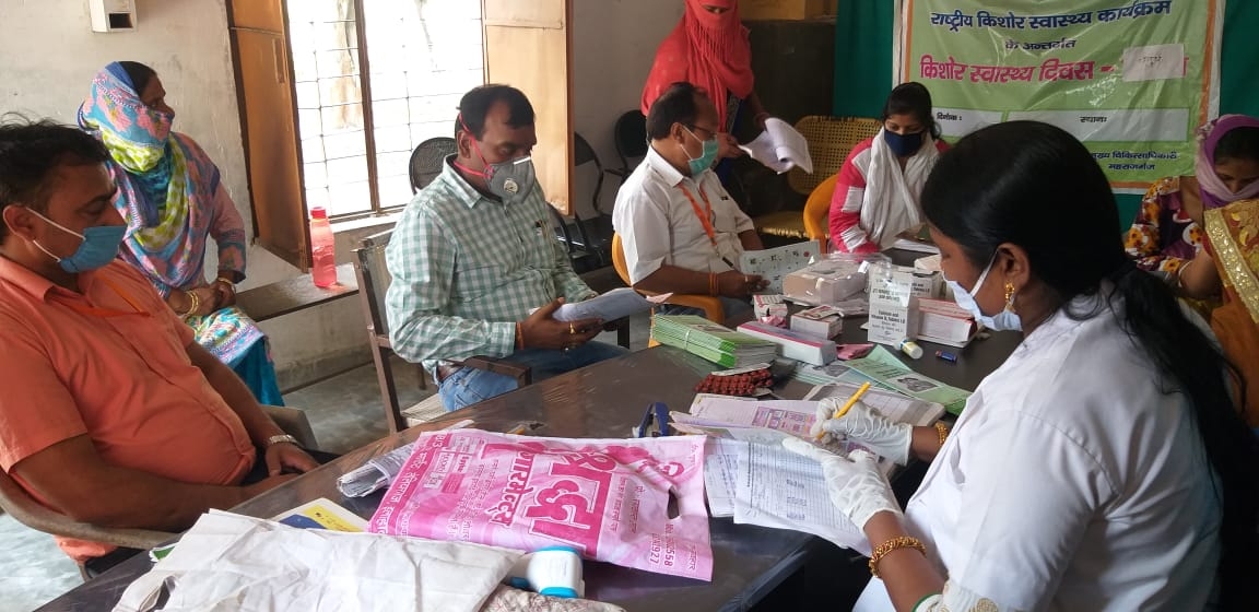 गर्भवती व बच्चों को लगा टीका, किशोरियों को मिला आयरन की गोली