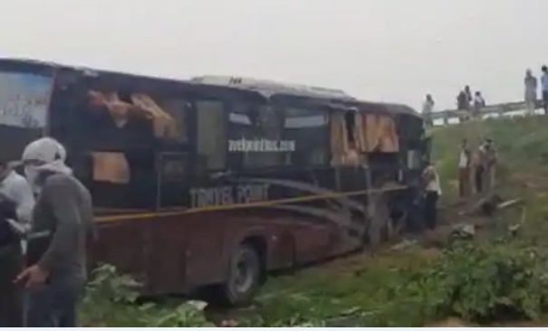 लरवनऊ: आगरा एक्सप्रेस वे पर यात्री बस दुर्घटनाग्रस्त, 6 की मौत 40 घायल