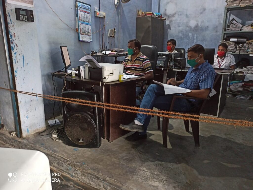 सोनौली नगर पंचायत कार्यालय में हुई बैरिकेटिंग