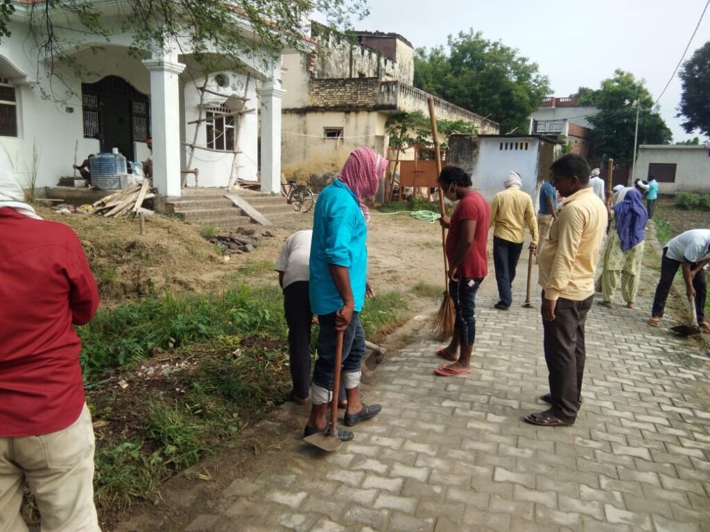 मऊ: गांव में कोरोना संक्रमण के बाद जागा प्रशासन,साफ सफाई पर जोर