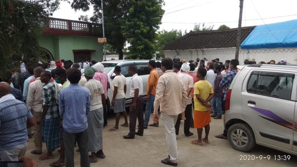 सोनौली नगर पंचायत के मसीहा सुधीर त्रिपाठी की एक झलक पाने के लिए उमड़ी भीड़।