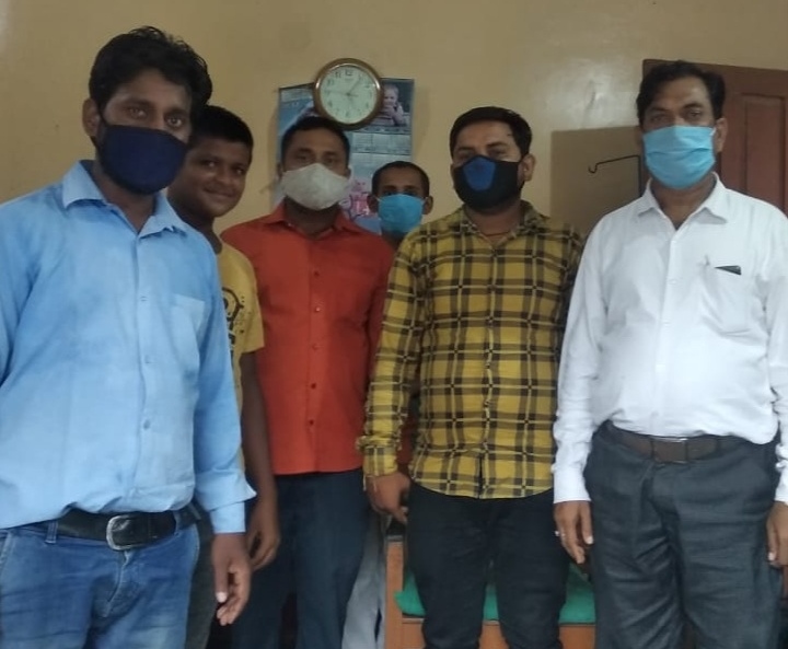 नौतनवा: मुडेहरा बाजार नईकोट मे सुधीर त्रिपाठी के निधन पर युवाओं ने जताया शोक