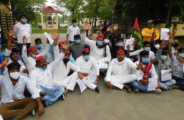 महराजगंज:छात्र सभा ने डीएम कार्यालय पर प्रदर्शन कर दिया धरना