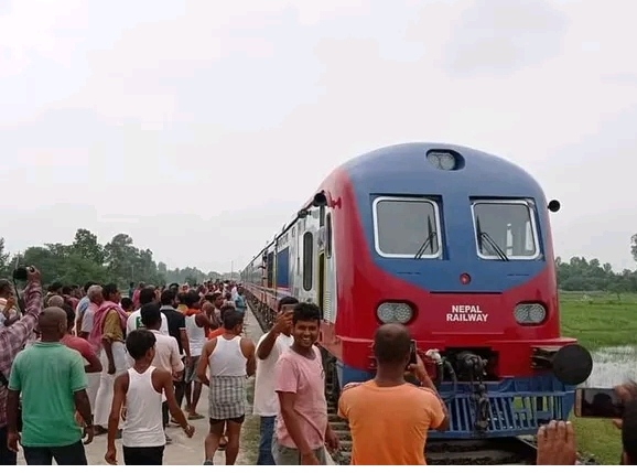 भारत के हाजीपुर से नेपाल जनकपुर में पहुंची नेपाली ट्रेन तो जाने क्या हुआ