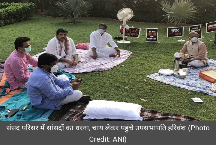 निलंबित राज्यसभा सांसदों का रातभर चला धरना, चाय लेकर पहुंचे उपसभापति हरिवंश