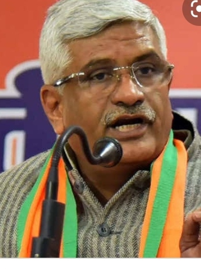 अस्वच्छ बॉलीवुड का स्वच्छ भारत में क्या काम: केंद्रीय मंत्री शेखावत