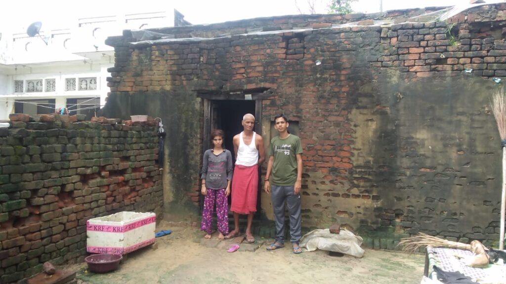 निचलौल के एक निरीह जरूरतमंद को सोनू सूद देगें शौचालय, करेंगे मदद