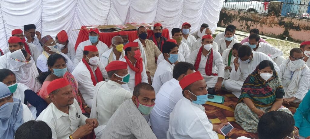 महराजगंज: माहत्मा गांधी प्रतिमा की समक्ष सपाइयो का चल रहा सत्याग्रह