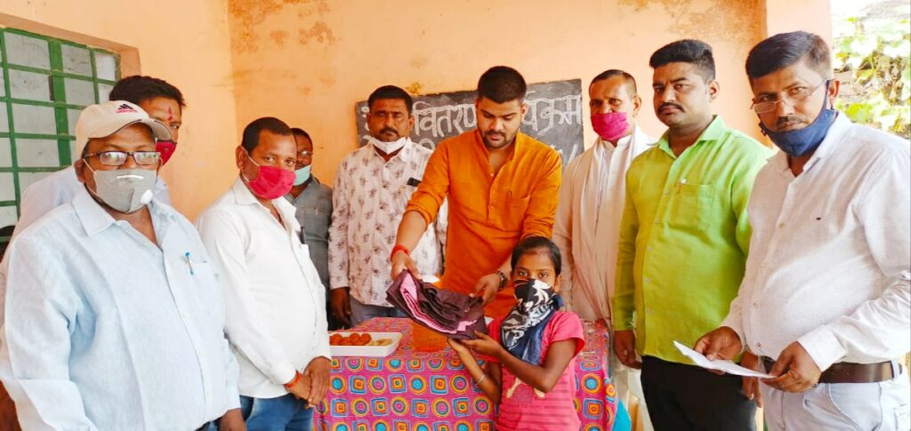 सोनौली: ड्रेस से बच्चो में आती है समानता --शिवम त्रिपाठी