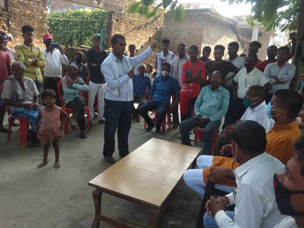 सोनौली : शिवम त्रिपाठी पहुंचे पिछड़ें वर्ग की बस्ती में, जाने उनका हाल