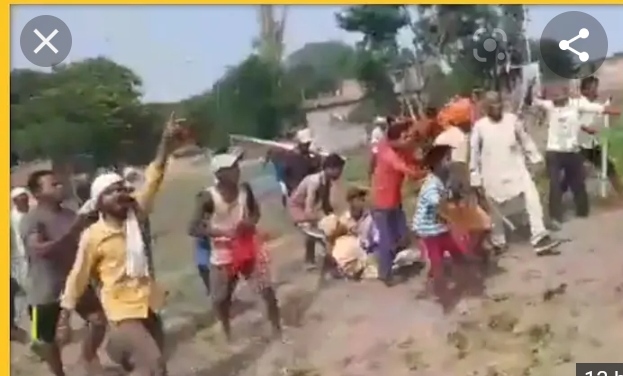 बीजेपी नेता ने अधिकारियो के सामने भीड़ पर चला दी गोली, एक युवक की मौत