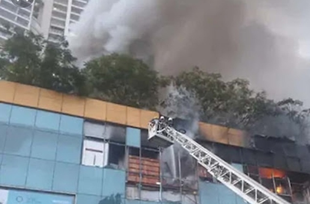 मुंबई: आग बुझाने में 2 कर्मचारी झुलसे, सिटी सेंटर माल में भड़की आग