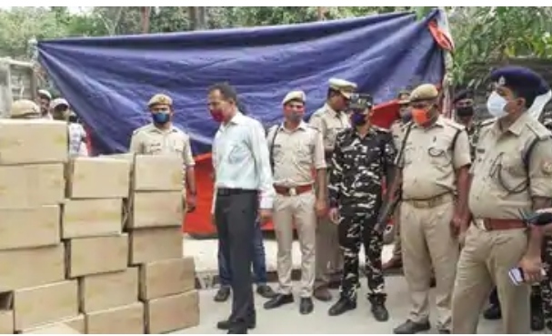 नौतनवा में एसएसबी-पुलिस का छापा,कास्‍मेटिक सामान की बड़ी खेप बरामद