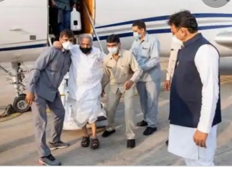 मुलायम सिंह यादव, कोरोना को हरा कर लौटे घर, अखिलेश ने एयरपोर्ट पर किया स्वागत