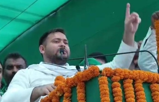 बिहार: प्रथम चरण के चुनाव का प्रचार थमा, तेजस्वी की फिसली जुबान, लालू पर साधा निशाना