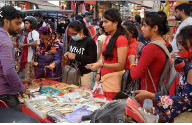 करवा चौथ को लेकर बाजारों में रौनक बढी, महिलाओं ने जमकर की खरीदारी