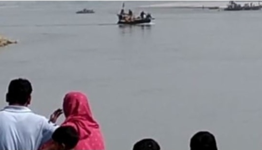 यात्रियों से भरी नाव पलटी, एक की मौत, 50 लोग लापता
